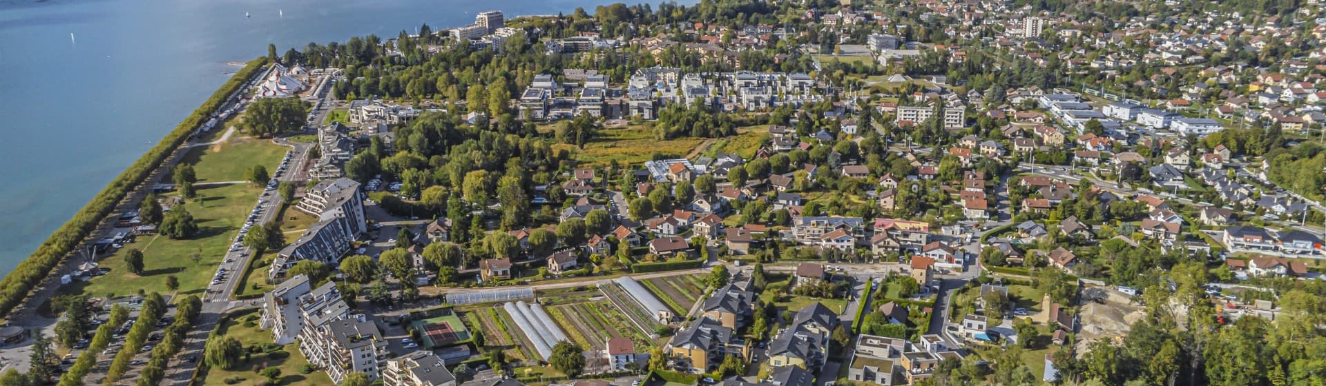 Vue aérienne des quartiers résidentiels d’Aix-les-Bains, en bord de lac